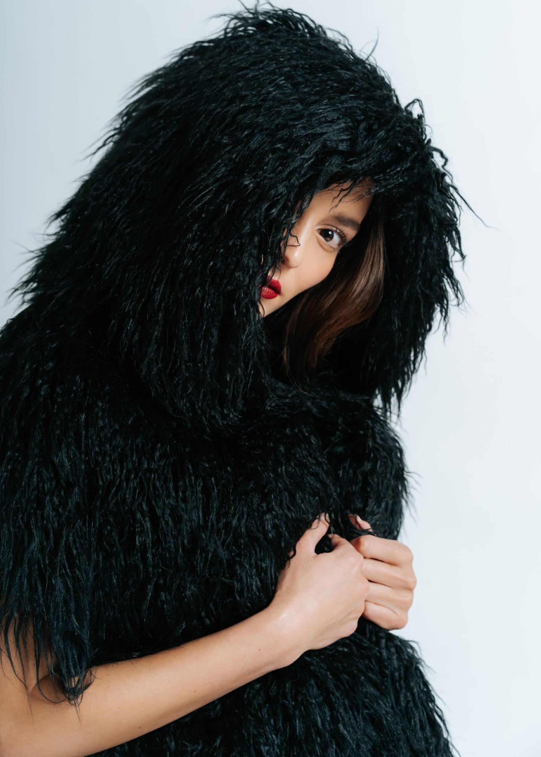 Crna stola sa kapuljačom - Slika 2