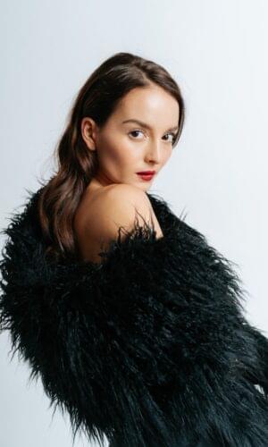 Crna stola sa kapuljačom