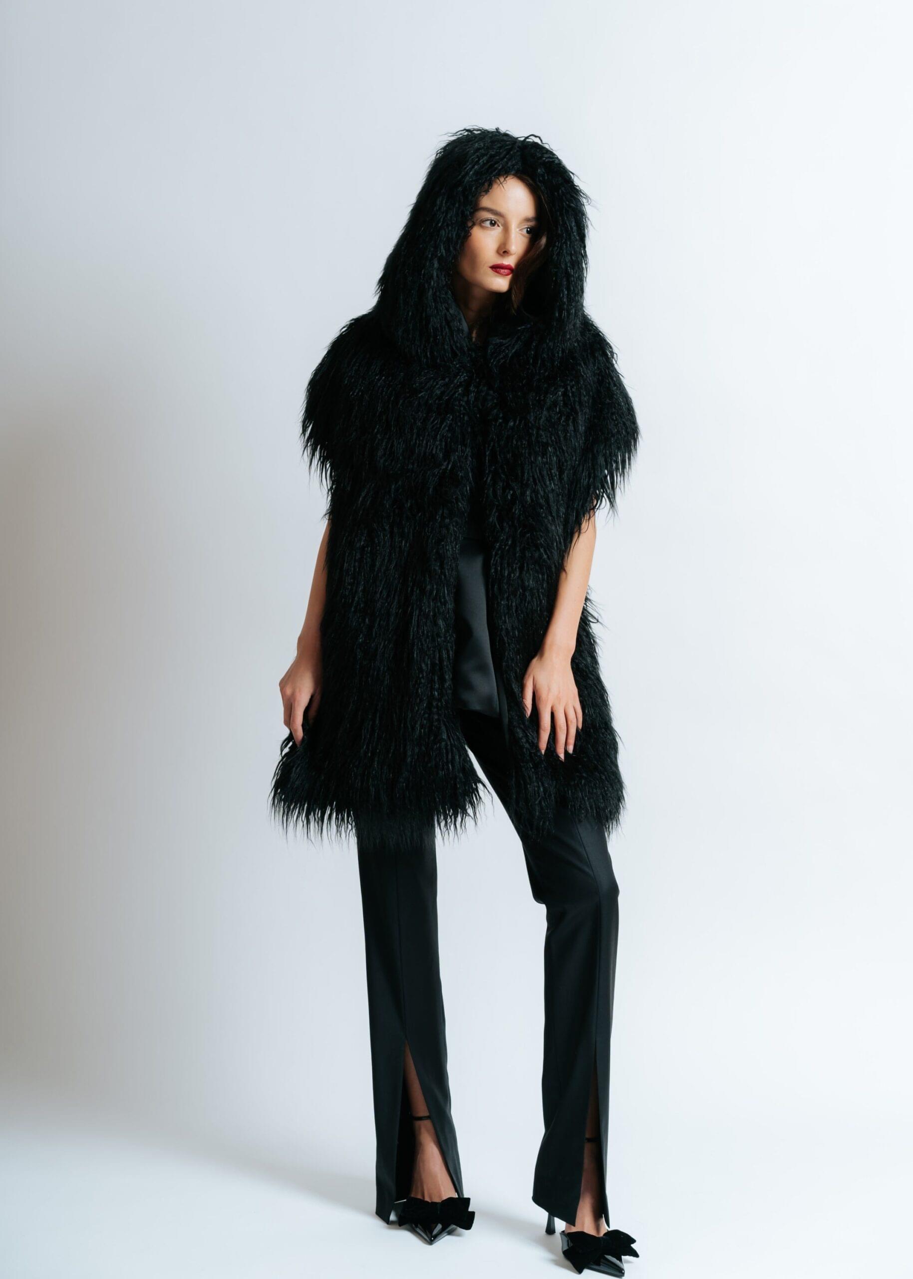 Crna stola sa kapuljačom - Slika 4